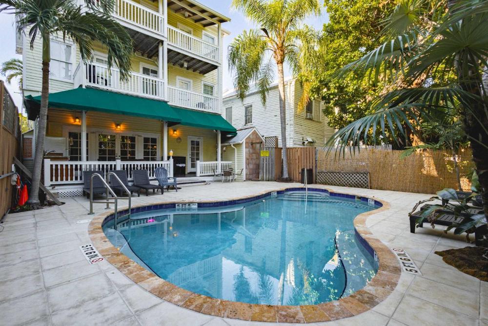 Curry House - Pool, King Bed & Balcony! Room 7